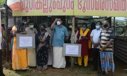 മുണ്ടക്കയത്ത് കുടുംബങ്ങളെ കുടിയറക്കാനുള്ള നീക്കം;പ്രതിഷേധം ശക്തം-റവന്യൂ ഉദ്യോഗസ്ഥര്‍ മടങ്ങിപ്പോയി