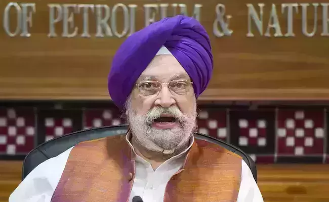 പെട്രോള് വില വര്ദ്ധിക്കുന്നത് ക്ഷേമപ്രവര്ത്തനങ്ങള് നടത്താന്- ന്യായീകരണവുമായി പെട്രോളിയം മന്ത്രി പെട്രോള് വില വര്ദ്ധിക്കുന്നത് ക്ഷേമപ്രവര്ത്തനങ്ങള് നടത്താന്- ന്യായീകരണവുമായി പെട്രോളിയം മന്ത്രി