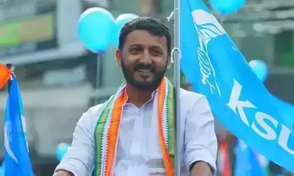 ഷൂ നക്കുന്ന ചിത്രം കാണുമ്പോൾ നിങ്ങൾക്ക് സവർക്കറിനെ ഓർമ്മ വരുന്നതെന്താണ്? സംഘപരിവാറിനോട് രാഹുല്‍ മാങ്കൂട്ടത്തില്‍