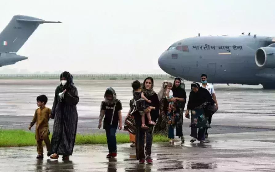 അഫ്ഗാൻ പൗരൻമാർ രാജ്യം വിട്ടുപോകരുതെന്ന് താലിബാൻ; രക്ഷാദൗത്യം തുടർന്ന് ഇന്ത്യ
