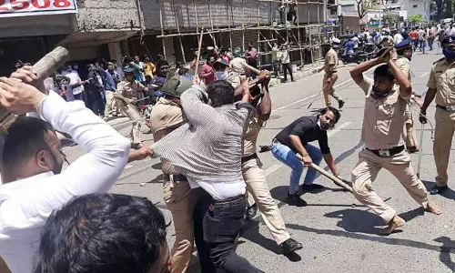 കേന്ദ്രമന്ത്രി നാരായൺ റാണെയുടെ അറസ്റ്റ്: തെരുവില്‍ ഏറ്റുമുട്ടി ശിവസേന-ബിജെപി പ്രവര്‍ത്തകര്‍