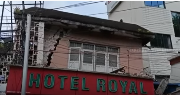 എറണാകുളം നോർത്ത് റെയിൽവെ സ്റ്റേഷനു സമീപം പതിറ്റാണ്ടുകൾ പഴക്കമുള്ള കെട്ടിടം ചെരിഞ്ഞു