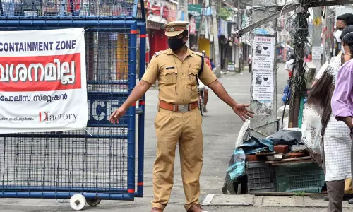 മുഖം കഴുകാനായി മാസ്ക്ക് മാറ്റി, പെറ്റിയടക്കണമെന്ന് ആവശ്യപ്പെട്ട് പൊലീസ് മര്‍ദ്ദനം; പരാതി