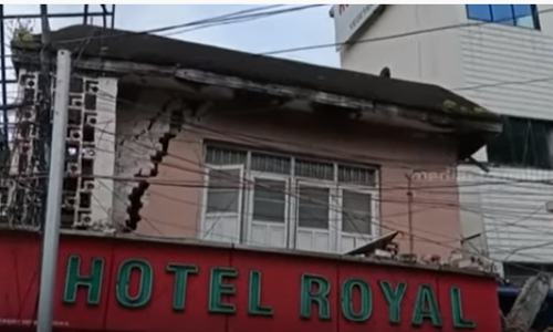 എറണാകുളം നോർത്ത് റെയിൽവെ സ്റ്റേഷനു സമീപം പതിറ്റാണ്ടുകൾ പഴക്കമുള്ള കെട്ടിടം ചെരിഞ്ഞു