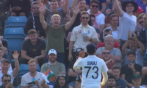 സ്‌കോർനില ചോദിച്ചപ്പോൾ പരമ്പരയുടെ ലീഡ്നില ഓർമിപ്പിച്ചു, ഇംഗ്ലീഷ് കാണികളുടെ വായടപ്പിച്ച് സിറാജ്; വൈറല്‍ വീഡിയോ കാണാം