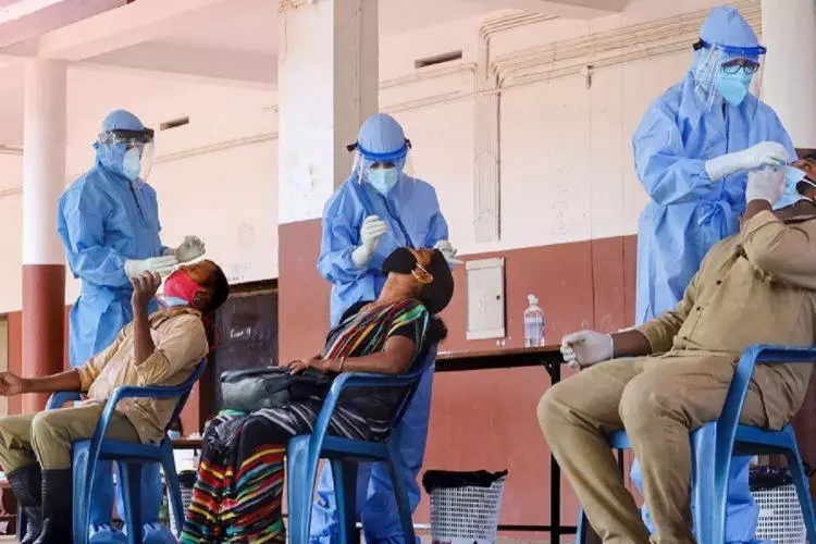കലിയടങ്ങാതെ കോവിഡ്; വാക്സിനേഷൻ വേഗത്തിലാക്കാൻ ആരോഗ്യവകുപ്പ്, നാളെ അവലോകന യോഗം