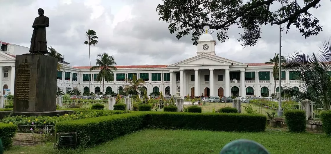 നിയമസഭ സെക്രട്ടേറിയറ്റിൽ കോവിഡ് പടരുന്നു; നൂറിലധികം പേര്ക്ക് രോഗബാധ നിയമസഭ സെക്രട്ടേറിയറ്റിൽ കോവിഡ് പടരുന്നു; നൂറിലധികം പേര്ക്ക് രോഗബാധ