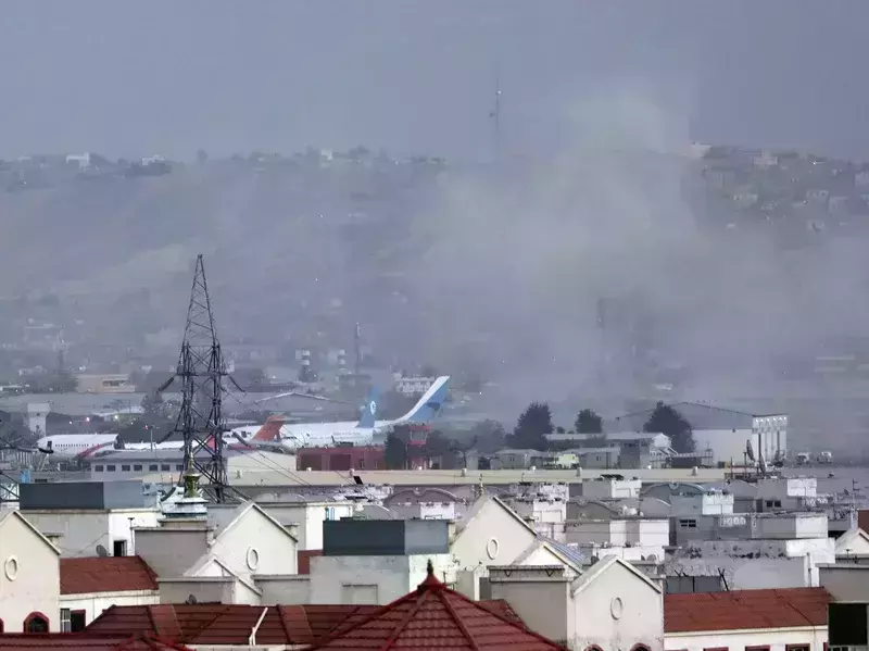 കാബൂൾ സ്ഫോടനത്തിൽ മരണം 60 ആയി; പിന്നിൽ ഐ.എസ് ഭീകരരെന്ന് അമേരിക്ക