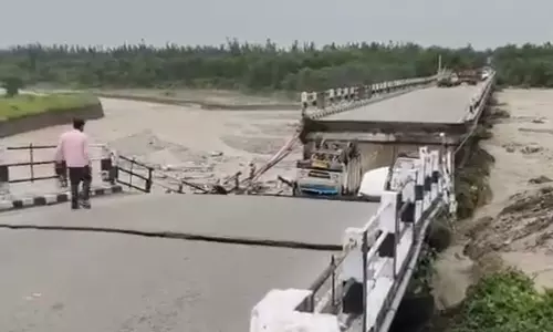 വാഹനങ്ങൾ സഞ്ചരിക്കുന്നതിനിടെ പാലം തകർന്നു; യാത്രക്കാർ രക്ഷപ്പെട്ടത് തലനാരിഴക്ക് - വിഡിയോ വാഹനങ്ങൾ സഞ്ചരിക്കുന്നതിനിടെ പാലം തകർന്നു; യാത്രക്കാർ രക്ഷപ്പെട്ടത് തലനാരിഴക്ക് - വിഡിയോ