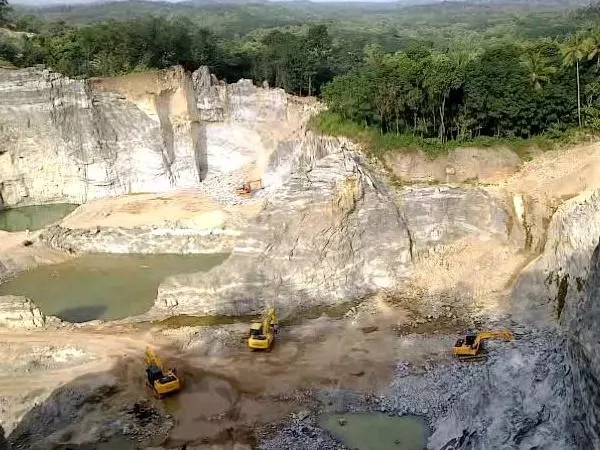 ക്വാറികളുടെ ദൂരപരിധി 50 മീറ്ററാക്കി നിലനിർത്തണമെന്ന് കേരളം