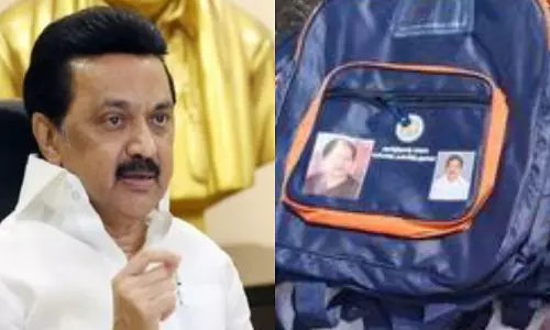 അമ്മയുടെ പടമുള്ള ബാഗുകള്‍ മാറ്റേണ്ട; ആ തുക കുട്ടികള്‍ക്ക്, തമിഴ്നാട് രാഷ്ട്രീയത്തില്‍ സ്റ്റാലിന്‍റെ വേറിട്ട പാത