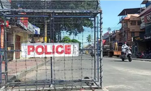 സംസ്ഥാനത്ത് കോവിഡ് ചികിത്സയിലുള്ളവരുടെ എണ്ണം രണ്ട് ലക്ഷം കടന്നു; നിയന്ത്രണം കടുപ്പിച്ചു