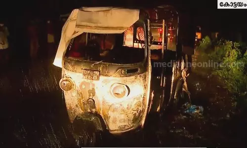 കോട്ടയത്ത് ഓട്ടോറിക്ഷയ്ക്ക് തീപിടിച്ച് യുവാവ് വെന്തുമരിച്ചു