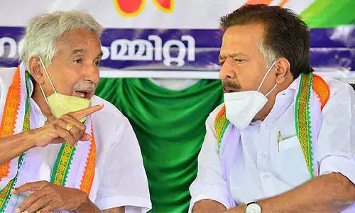രാഹുല് ഗാന്ധി പങ്കെടുത്ത പരിപാടിയില് നിന്ന് ഉമ്മന് ചാണ്ടിയും ചെന്നിത്തലയും വിട്ടുനിന്നു രാഹുല് ഗാന്ധി പങ്കെടുത്ത പരിപാടിയില് നിന്ന് ഉമ്മന് ചാണ്ടിയും ചെന്നിത്തലയും വിട്ടുനിന്നു