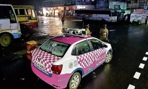 അച്ഛനെയും മകളെയും മോഷ്ടാക്കളാക്കി ചിത്രീകരിക്കാൻ ശ്രമിച്ച സംഭവം; പൊലീസ് ഉദ്യോഗസ്ഥയെ പെരുമാറ്റ പരിശീലനത്തിന് അയക്കും അച്ഛനെയും മകളെയും മോഷ്ടാക്കളാക്കി ചിത്രീകരിക്കാൻ ശ്രമിച്ച സംഭവം; പൊലീസ് ഉദ്യോഗസ്ഥയെ പെരുമാറ്റ പരിശീലനത്തിന് അയക്കും