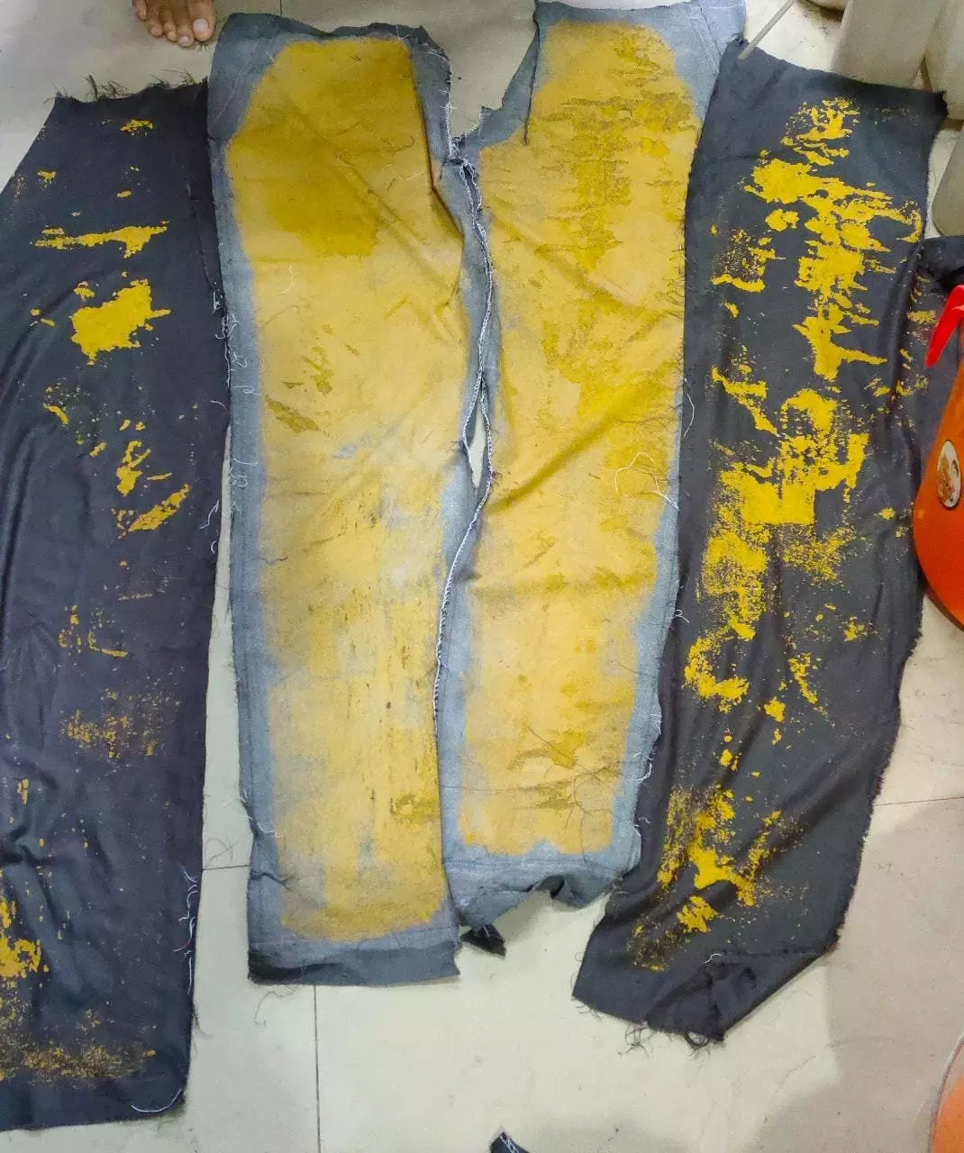 ജീൻസിലായ പെയിന്റല്ല; സ്വർണം പൂശിയ ജീൻസ്; കണ്ണൂരിൽ വെറൈറ്റി സ്വര്ണക്കടത്ത് പിടിയില്! ജീൻസിലായ പെയിന്റല്ല; സ്വർണം പൂശിയ ജീൻസ്; കണ്ണൂരിൽ വെറൈറ്റി സ്വര്ണക്കടത്ത് പിടിയില്!