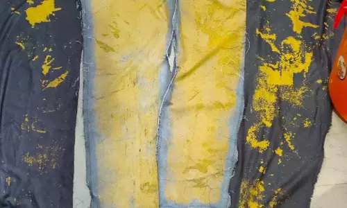 ജീൻസിലായ പെയിന്റല്ല; സ്വർണം പൂശിയ ജീൻസ്; കണ്ണൂരിൽ വെറൈറ്റി സ്വര്‍ണക്കടത്ത് പിടിയില്‍!