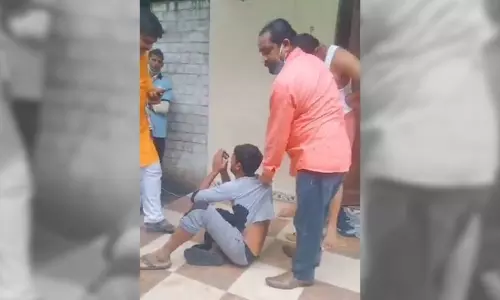 വളക്കച്ചവടക്കാരന് ആൾക്കൂട്ട മര്ദനം; പ്രതിഷേധിച്ചതിന് അറസ്റ്റിലായ യുവാവിന് പാക് ബന്ധമെന്ന് മന്ത്രി വളക്കച്ചവടക്കാരന് ആൾക്കൂട്ട മര്ദനം; പ്രതിഷേധിച്ചതിന് അറസ്റ്റിലായ യുവാവിന് പാക് ബന്ധമെന്ന് മന്ത്രി