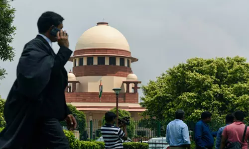 വേനല്‍ക്കാലത്ത് കറുത്ത കോട്ടില്‍ നിന്ന് മോചനം വേണം; സുപ്രീംകോടതിയില്‍ അഭിഭാഷകന്റെ ഹരജി