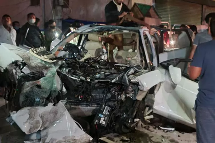 നിയന്ത്രണം വിട്ട കാര് വൈദ്യുതി പോസ്റ്റിലിടിച്ച് തകര്ന്നു; എം.എല്.എയുടെ മകനുള്പ്പെടെ ഏഴു പേര് മരിച്ചു- സി.സി.ടി.വി ദൃശ്യങ്ങള് പുറത്ത് നിയന്ത്രണം വിട്ട കാര് വൈദ്യുതി പോസ്റ്റിലിടിച്ച് തകര്ന്നു; എം.എല്.എയുടെ മകനുള്പ്പെടെ ഏഴു പേര് മരിച്ചു- സി.സി.ടി.വി ദൃശ്യങ്ങള് പുറത്ത്