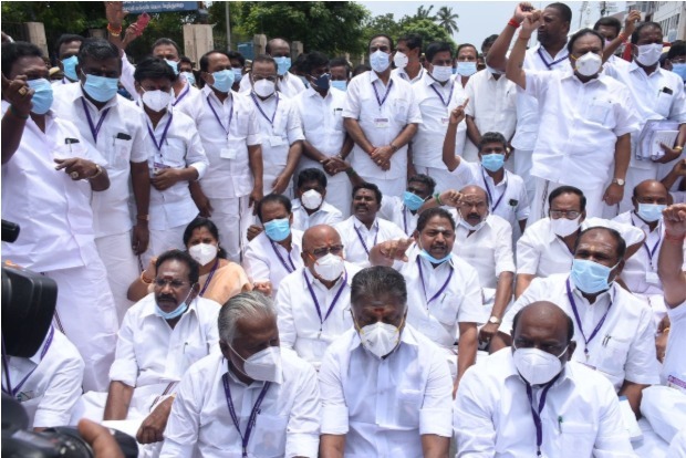 തമിഴ്‌നാട് മുൻ മുഖ്യമന്ത്രി ഒ പന്നീർശെൽവം അടക്കമുള്ള എഐഎഡിഎംകെ എംഎൽഎമാർ അറസ്റ്റിൽ