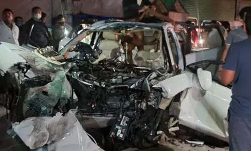 നിയന്ത്രണം വിട്ട കാര്‍ വൈദ്യുതി പോസ്റ്റിലിടിച്ച് തകര്‍ന്നു; എം.എല്‍.എയുടെ മകനുള്‍പ്പെടെ ഏഴു പേര്‍ മരിച്ചു- സി.സി.ടി.വി ദൃശ്യങ്ങള്‍ പുറത്ത്