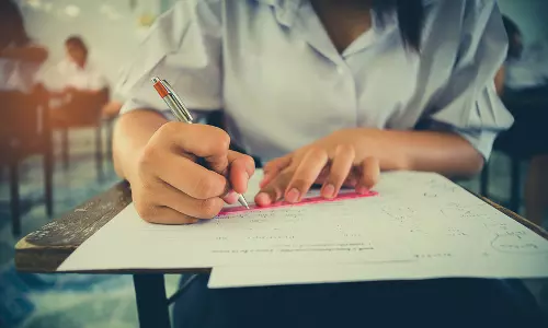 പ്ലസ് വണ് പരീക്ഷ ഓഫ്ലൈനായി നടത്താന് അനുവദിക്കണമെന്ന് സര്ക്കാര് സുപ്രീംകോടതിയില് പ്ലസ് വണ് പരീക്ഷ ഓഫ്ലൈനായി നടത്താന് അനുവദിക്കണമെന്ന് സര്ക്കാര് സുപ്രീംകോടതിയില്