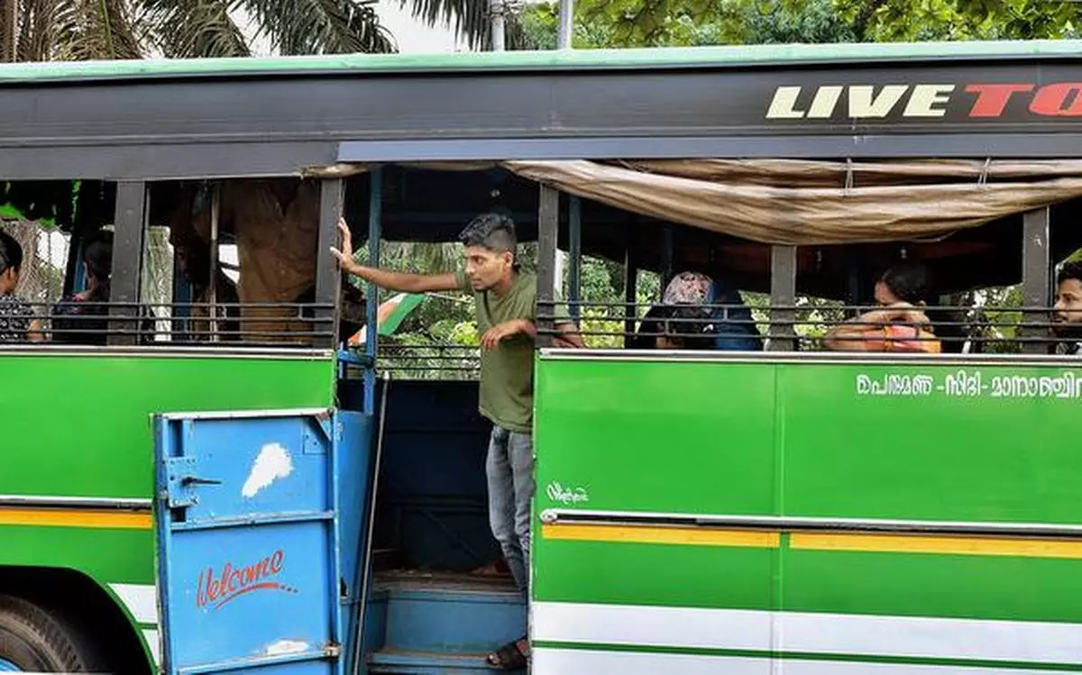 പഴയ വാഹനം പൊളിക്കല്‍ നയം; സ്വകാര്യ ബസ് വ്യവസായം തകരുമെന്ന് ബസുടമകള്‍