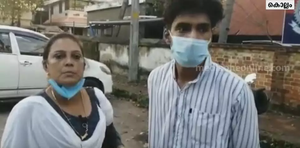 അമ്മയാണെന്ന് തെളിയിക്കുന്ന രേഖ വേണം: കൊല്ലത്ത് അമ്മയ്ക്കും മകനുമെതിരെ സദാചാര ആക്രമണം അമ്മയാണെന്ന് തെളിയിക്കുന്ന രേഖ വേണം: കൊല്ലത്ത് അമ്മയ്ക്കും മകനുമെതിരെ സദാചാര ആക്രമണം