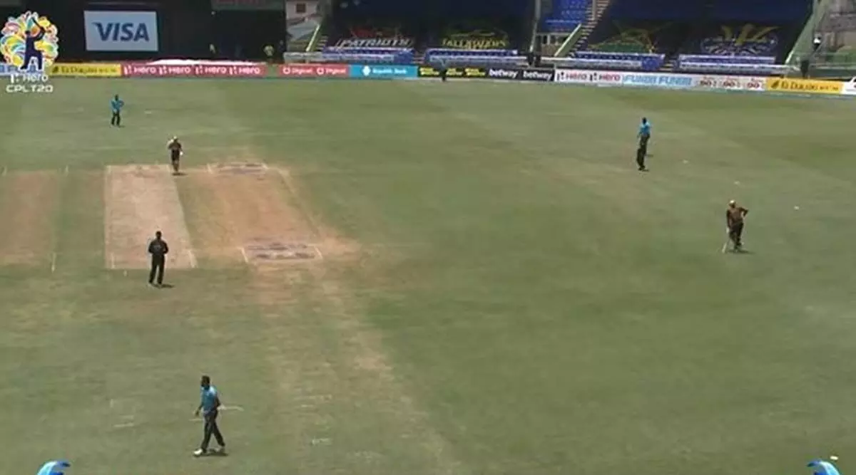 വൈഡ് കൊടുത്തില്ല: അമ്പയറുമായി വൻ സാമൂഹിക അകലം പാലിച്ച് പൊള്ളാർഡ്