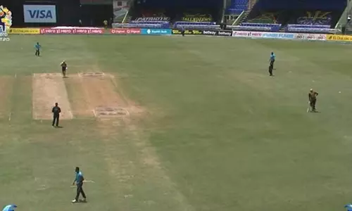 വൈഡ് കൊടുത്തില്ല: അമ്പയറുമായി വൻ സാമൂഹിക അകലം പാലിച്ച് പൊള്ളാർഡ്