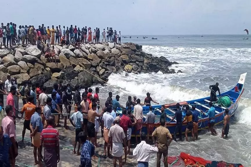വിവരം ലഭിച്ചപ്പോള്‍ തന്നെ അപകടസ്ഥലത്തെത്തി; അഴീക്കല്‍ ബോട്ട് ദുരന്തത്തില്‍ തീരദേശ പൊലീസിന്‍റെ വിശദീകരണം