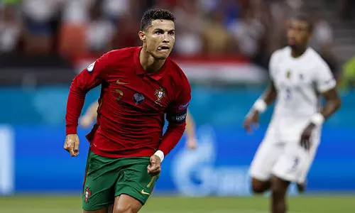 ചരിത്രനേട്ടവുമായി റൊണാള്‍ഡോ;രാജ്യാന്തര ഗോള്‍ നേട്ടത്തില്‍ അലി ദെയിയെ മറികടന്നു