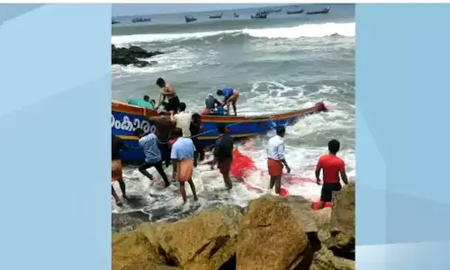 അഴീക്കലില്‍ വള്ളംമറിഞ്ഞ് നാലുപേര്‍ മരിച്ചു