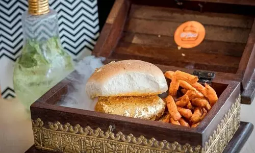 ഒരെണ്ണത്തിന് 1968 രൂപ; ചുമ്മാതല്ല, 22 കാരറ്റ് സ്വര്ണം പൂശിയതാണ് ഈ വട പാവ് ഒരെണ്ണത്തിന് 1968 രൂപ; ചുമ്മാതല്ല, 22 കാരറ്റ് സ്വര്ണം പൂശിയതാണ് ഈ വട പാവ്