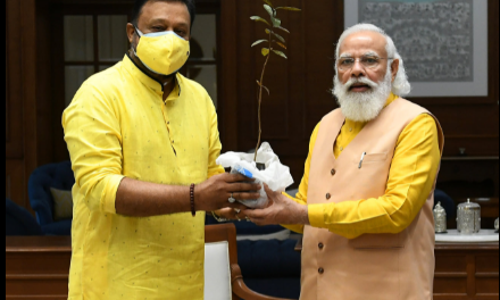 പത്തനാപുരത്തെ ജയലക്ഷ്മിയുടെ സമ്മാനം ഇനി  പ്രധാനമന്ത്രിയുടെ വസതിക്ക് മുന്നില്‍ വളരും; സന്തോഷം പങ്കുവച്ച് സുരേഷ് ഗോപി