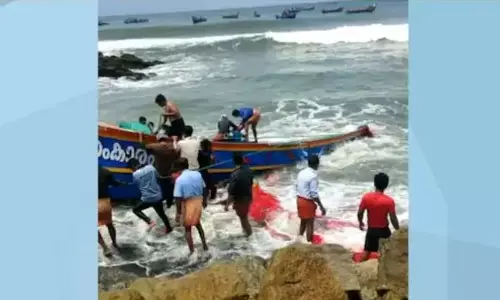 അഴീക്കല്‍ മത്സ്യബന്ധന ബോട്ട് ദുരന്തം; മരിച്ചവരുടെ കുടുംബത്തിന് 10,000 രൂപ അടിയന്തര സഹായം