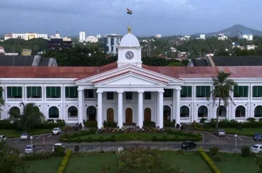 സര്‍ക്കാര്‍ ജീവനക്കാരുടെ പെന്‍ഷന്‍ പ്രായം ഉയര്‍ത്തണം; എയ്ഡഡ് നിയമനത്തിൽ സർക്കാർ ഇടപെടൽ വേണമെന്നും ശമ്പള പരിഷ്കരണ കമ്മീഷൻ