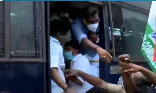 പണിതീരാത്ത റോഡിലെ ടോൾ പിരിവ് നിർത്തലാക്കണം; കഴക്കൂട്ടം ടോള്‍പ്ലാസയില്‍ യൂത്ത് കോണ്‍ഗ്രസ് പ്രതിഷേധം