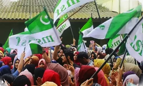 ഹരിത നേതാക്കളുടെ പരാതിയില് വനിതാ കമ്മീഷന് നടപടി തുടങ്ങി; പരാതിക്കാരുടെ മൊഴിയെടുക്കും ഹരിത നേതാക്കളുടെ പരാതിയില് വനിതാ കമ്മീഷന് നടപടി തുടങ്ങി; പരാതിക്കാരുടെ മൊഴിയെടുക്കും