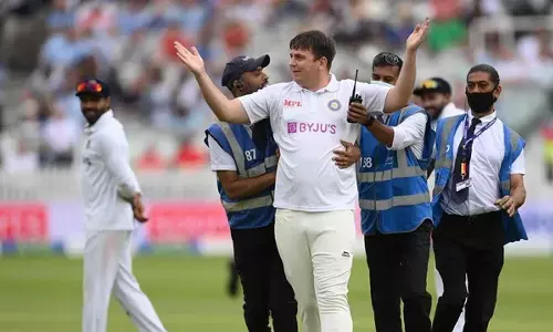 നാലാം ടെസ്റ്റിലും പതിവ് തെറ്റിക്കാതെ ജാര്‍വോ ക്രീസില്‍