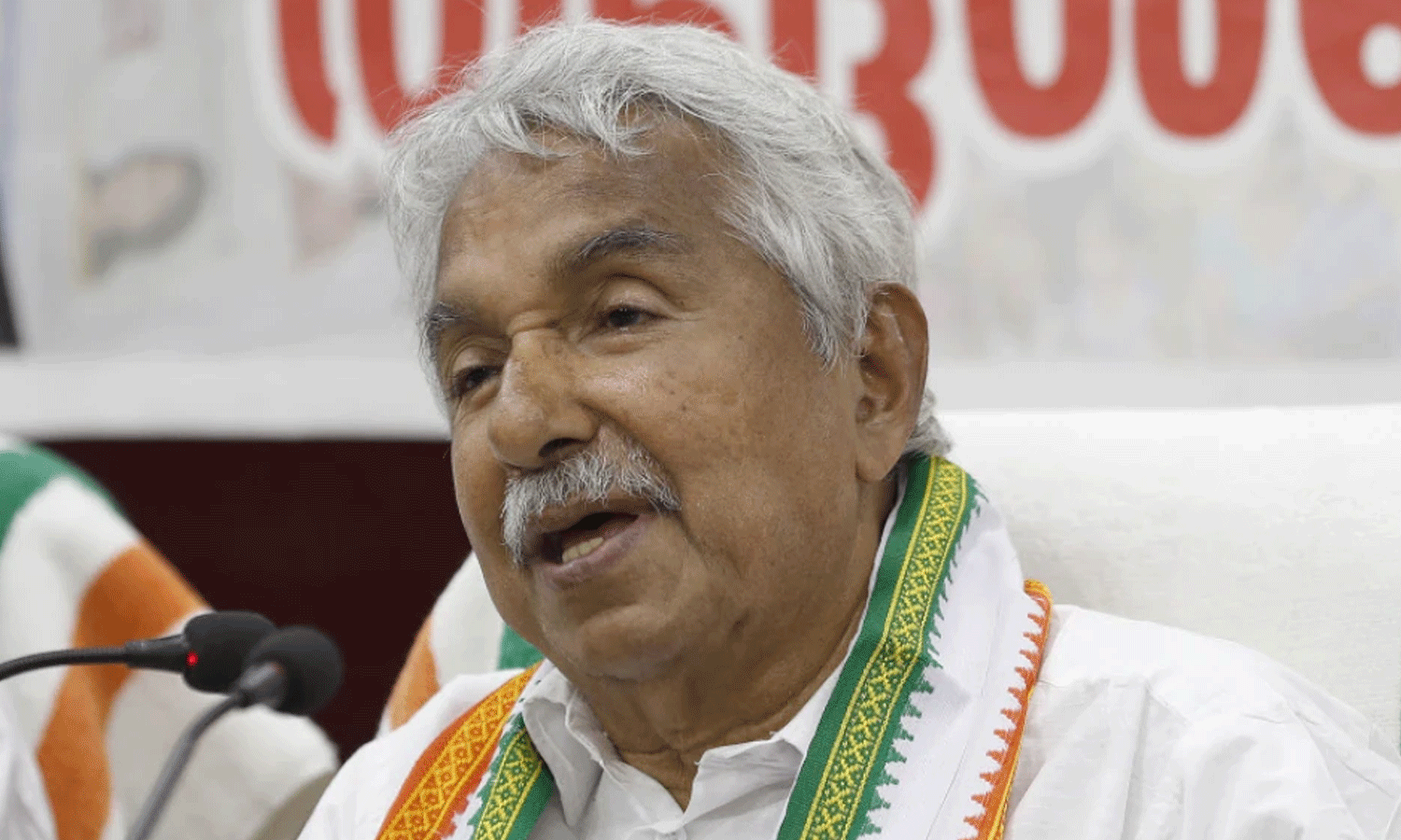 ചെന്നിത്തലക്ക് ആരുടേയും മറ വേണ്ട; പിന്തുണയുമായി ഉമ്മന്ചാണ്ടി ചെന്നിത്തലക്ക് ആരുടേയും മറ വേണ്ട; പിന്തുണയുമായി ഉമ്മന്ചാണ്ടി