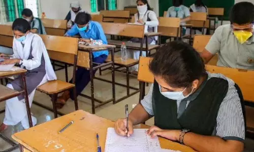 പരീക്ഷക്കിടെ എത്ര വിദ്യാര്ഥികള്ക്ക് കോവിഡ് ബാധിച്ചു? കണക്ക് ചോദിച്ചയാളെ വട്ടം കറക്കി വിദ്യാഭ്യാസ വകുപ്പ് പരീക്ഷക്കിടെ എത്ര വിദ്യാര്ഥികള്ക്ക് കോവിഡ് ബാധിച്ചു? കണക്ക് ചോദിച്ചയാളെ വട്ടം കറക്കി വിദ്യാഭ്യാസ വകുപ്പ്