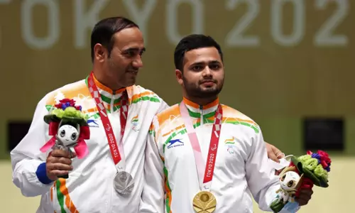 ഷൂട്ടിങ്ങില്‍ മനീഷ് നര്‍വാളിന് സ്വര്‍ണത്തിളക്കം; ഇരട്ട മെഡല്‍ നേട്ടവുമായി സിങ്‍രാജ്