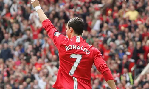 ചൂടപ്പം പോലെ സിആർ7; 12 മണിക്കൂറിനിടെ വിറ്റത് 437 കോടിയുടെ ജഴ്‌സി