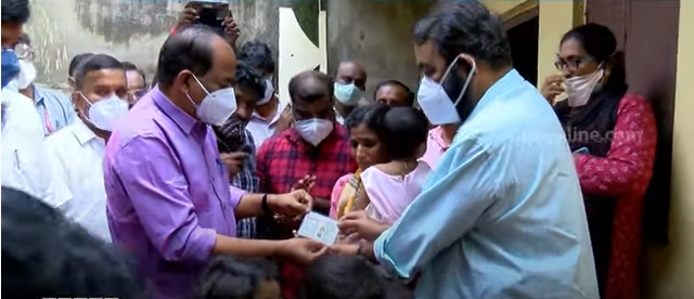 റേഷൻകാർഡില്ല, ദുരിത ജീവിതം; ഒടുവില്‍ മന്ത്രി നേരിട്ടെത്തി റേഷൻ കാർഡ് കൈമാറി