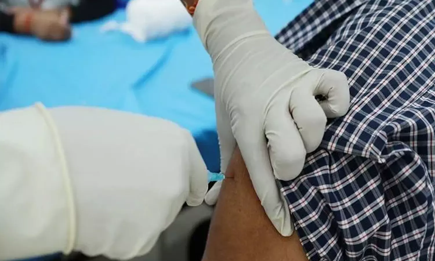 മരിച്ചിട്ട് മൂന്ന് മാസം കഴിഞ്ഞയാള്ക്ക് രണ്ടാം ഡോസ് കോവിഡ് വാക്സിനെടുത്തതായി സന്ദേശം; പുലിവാല് പിടിച്ച് ഗുജറാത്ത് ആരോഗ്യവകുപ്പ് മരിച്ചിട്ട് മൂന്ന് മാസം കഴിഞ്ഞയാള്ക്ക് രണ്ടാം ഡോസ് കോവിഡ് വാക്സിനെടുത്തതായി സന്ദേശം; പുലിവാല് പിടിച്ച് ഗുജറാത്ത് ആരോഗ്യവകുപ്പ്