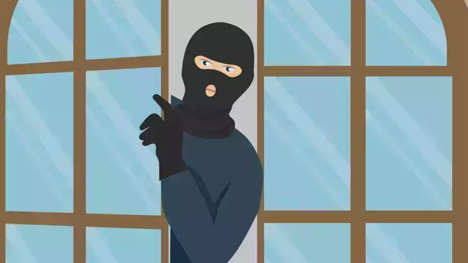 ഇതു സ്വീകരിച്ച് പൊരുത്തപ്പെടണം; വര്ഷങ്ങള്ക്ക് മുമ്പ് മോഷ്ടിച്ച മാല തിരിച്ചേല്പ്പിച്ച് മോഷ്ടാവിന്റെ പ്രായശ്ചിത്തം ഇതു സ്വീകരിച്ച് പൊരുത്തപ്പെടണം; വര്ഷങ്ങള്ക്ക് മുമ്പ് മോഷ്ടിച്ച മാല തിരിച്ചേല്പ്പിച്ച് മോഷ്ടാവിന്റെ പ്രായശ്ചിത്തം