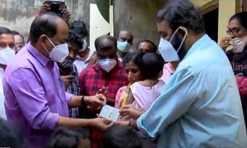 റേഷൻകാർഡില്ല, ദുരിത ജീവിതം; ഒടുവില്‍ മന്ത്രി നേരിട്ടെത്തി റേഷൻ കാർഡ് കൈമാറി