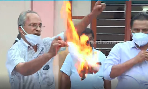 കുര്‍ബാന പരിഷ്കരണം: ഇടയലേഖനം കത്തിച്ച് പ്രതിഷേധം